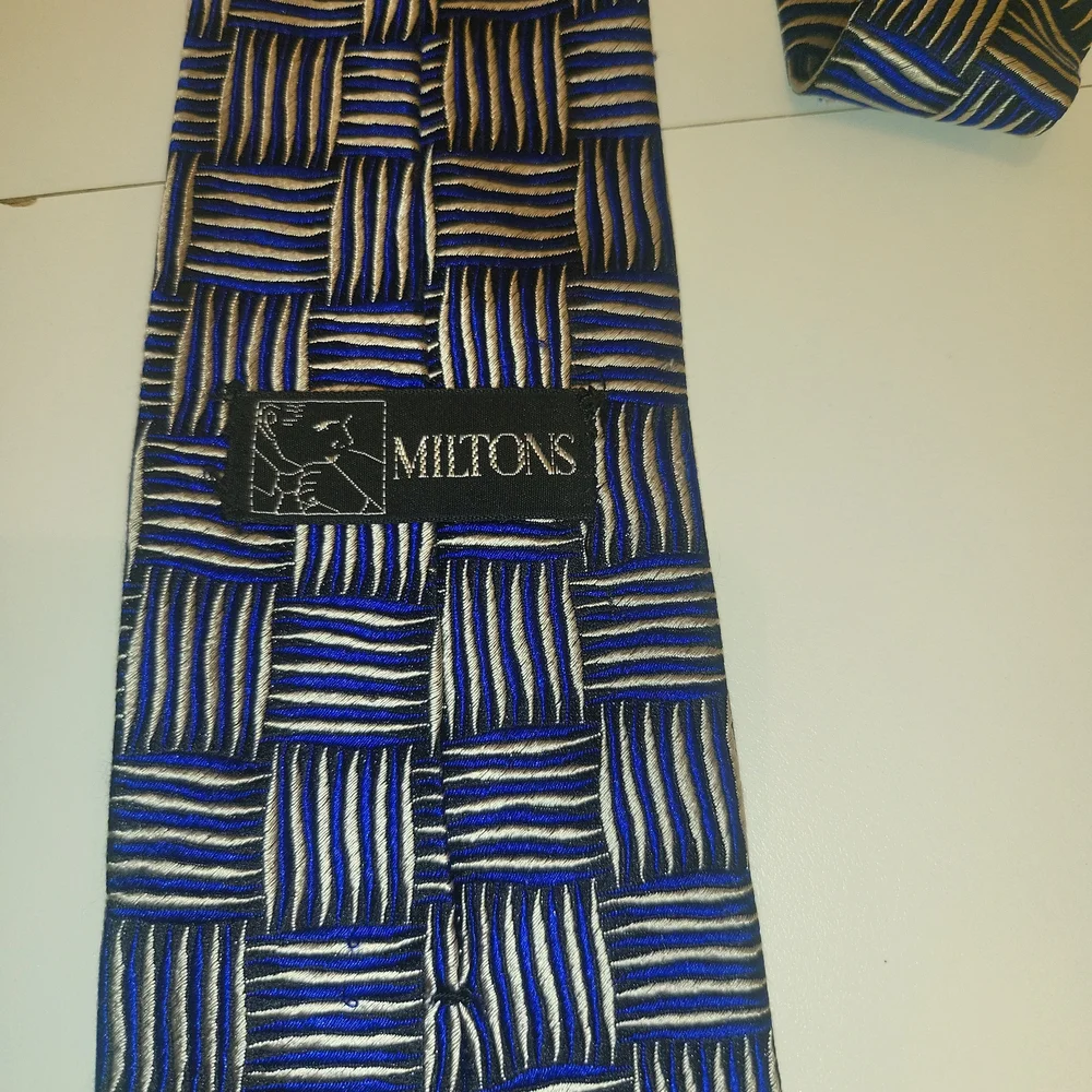 Milton Men's Neck - Picture 2 of 2